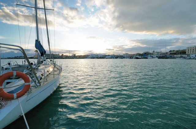  日落时离开港口 